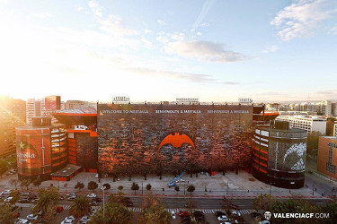 Imagen del exterior de Mestalla tras el rebranding realizado por Amadeo Salvo (Foto: Valencia CF)